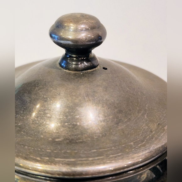 W. Rogers Grape & Vine pattern #1047 silver plated tea pot. W/ bakelite handle - Picture 10 of 12